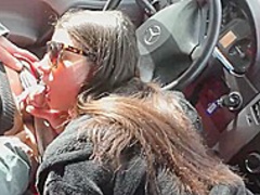 elle filme sa copine sucer un routier dans arctic cabine du camion